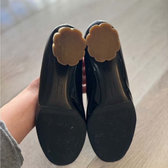 Salvatore Ferragamo Lucca 55 Gold Petal Heel Pumps - Picture 5 of 6